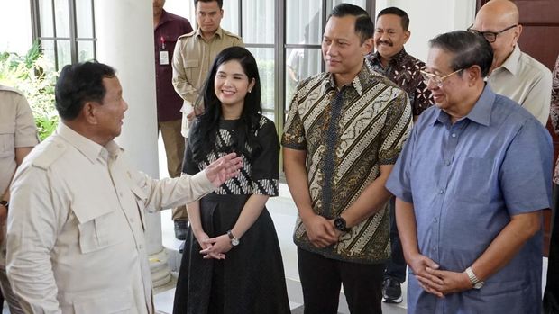 Capres nomor urut 2 Prabowo Subianto (kanan) bertemu dan berdiskusi dengan mantan Presiden Susilo Bambang Yudhoyono (kedua kanan) didampingi Ketua Umum Partai Demokrat Agus Harimurti Yudhoyono (tengah) dan Wakil Ketua DPP Partai Demokrat Edhie Baskoro Yudhoyono (kanan) saat berkunjung ke Museum dan Galeri SBY-ANI di Pacitan, Jawa Timur, Sabtu (17/2/2024). Selain menyampaikan rasa terima kasih dan rasa hormat atas totalitas SBY dalam ikhtiar peenangannya di Pemilu 2024, kesempatan pertemuan itu dimanfaatkan Prabowo untuk berdiskusi tentang membangun koalisi pemerintahan yang kuat di bawah kepemimpinan Prabowo-Gibran. ANTARA FOTO/Destyan Sujarwoko/Spt