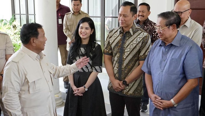 Prabowo temui SBY di Pacitan Capres nomor urut 2 Prabowo Subianto (kanan) bertemu dan berdiskusi dengan mantan Presiden Susilo Bambang Yudhoyono (kedua kanan) didampingi Ketua Umum Partai Demokrat Agus Harimurti Yudhoyono (tengah) dan Wakil Ketua DPP Partai Demokrat Edhie Baskoro Yudhoyono (kanan) saat berkunjung ke Museum dan Galeri SBY-ANI di Pacitan, Jawa Timur, Sabtu (17/2/2024). Selain menyampaikan rasa terima kasih dan rasa hormat atas totalitas SBY dalam ikhtiar peenangannya di Pemilu 2024, kesempatan pertemuan itu dimanfaatkan Prabowo untuk berdiskusi tentang membangun koalisi pemerintahan yang kuat di bawah kepemimpinan Prabowo-Gibran. ANTARA FOTO/Destyan Sujarwoko/Spt
