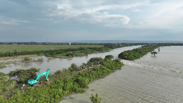Proses perbaikan tanggul sungai yang jebol di Jateng