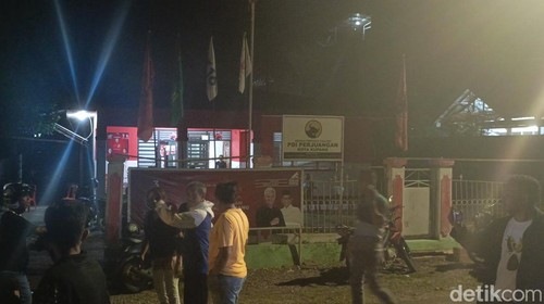 Puluhan saksi mendatangi kantor DPC PDIP Kota Kupang, Jumat (16/2/2024) malam.