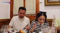 Ada juga momen berlibur Nagita dan Raffi ke Madrid. Di sebuah restoran, keduanya menikmati menu dengan olahan seafood. Foto: YouTube RANS Entertainment
