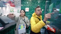 Kulinerannya di Jepang semakin seru ketika Raffi dan Nagita mencicipi buah termahal di Jepang. Mulai dari anggur hingga melon. Foto: YouTube RANS Entertainment