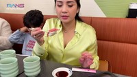 Ketika di Jepang, Nagita Slavina tak mau ketinggalan mencicipi sushi. Ini momennya ketika ia hendak menyantap sushi favoritnya. Foto: YouTube RANS Entertainment