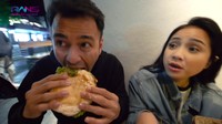 Ini adalah momen ketika Raffi dan Nagita ketika menikmati burger terenak di New Zealand. Raffi mengatakan bahwa burgernya punya isian yang padat. Foto: YouTube RANS Entertainment