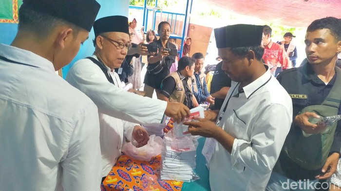 Ratusan surat suara ditemukan tercoblos di TPU 19 Way Kandis.
