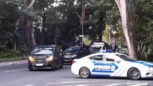 Rombongan Menhan Prabowo Subianto saat tiba di Nusa Dua, Bali, Sabru (17/2/2024).