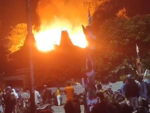 Rumah adat di Kampung Paletelolu, Kelurahan Kampung Baru, Kecamatan Kota Waikabubak, Kabupaten Sumba Barat, Nusa Tenggara Timur (NTT), ludes terbakar. (Foto: Istimewa)