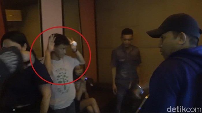 Salah satu pelaku perampokan emas senilai Rp 6 miliar di Makassar ditangkap saat foya-foya bareng gadis pemandu lagu atau LC. Reinhard/detikSulsel