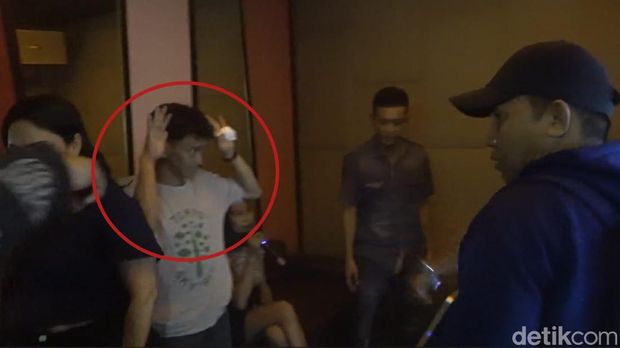 Salah satu pelaku perampokan emas senilai Rp 6 miliar di Makassar ditangkap saat foya-foya bareng gadis pemandu lagu atau LC. Reinhard/detikSulsel