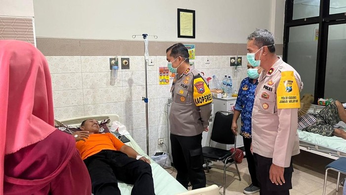 Salah satu petugas pemilu di Nganjuk yang harus menjalani perawatan di fasilitas kesehatan.