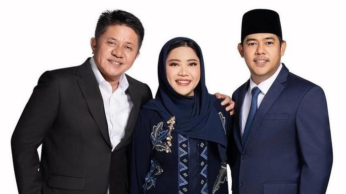 Samantha Tivani (tengah) foto bersama ayahnya Herman Deru dan suaminya M Yaser.