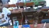 Pada saat istirahat, kelompok siswa ini melakukan hal yang tak biasa. Seolah diberi tantangan, ada sedotan yang panjang lebih dari 1 meter hanya untuk minum minuman dingin. Foto: 1cak.com