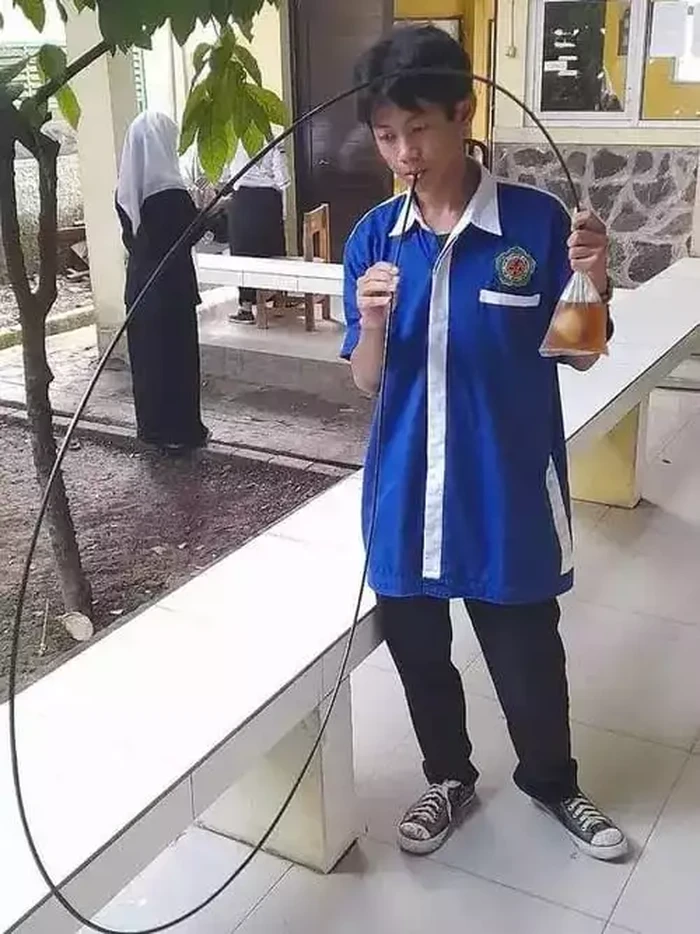 Sedotan nyeleneh netizen Sedotan nyeleneh netizen