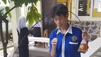 Seorang pelajar berhasil membuattemannya tertawa terpingkal-pingkal. Lihat saja, sedotan untuk es tehnya lebih panjang dari kabel telepon! Foto: 1cak.com