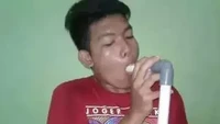 Jika biasanya makan mie instan lebih enak dengan garpu dan sendok, netizen ini punya akal yang berbeda. Ia menggunakan paralon untuk menyedot seluruh mie instannya. Foto: 1cak.com