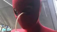 Sudah terlanjur menggunakan kostum Spiderman, netizen ini tiba-tiba merasa haus. Tak memiliki rongga mulut memaksanya harus memasukkan sedotan dari bagian mata pada topengnya. Foto: 1cak.com