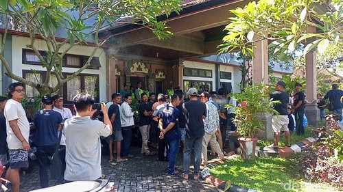 Sejumlah warga menggeruduk Kantor Camat Pekutatan, Jembrana, Bali, saat rapat pleno Panitia Pemilihan Kecamatan (PPK) pada Sabtu (17/2/2024). (I Putu Adi Budiastrawan/detikBali)