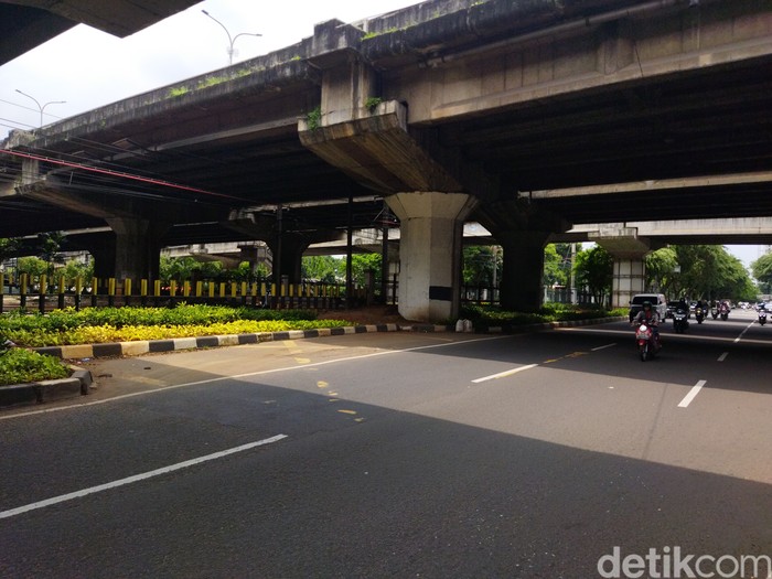 Sekitar lokasi penemuan mayat di Flyover Ragunan, Pasar Minggu, Jaksel, pada 16 Februari 2024. Foto tanggal 17 Ferbruari 2024. (Kurniawan Fadilah/detikcom)