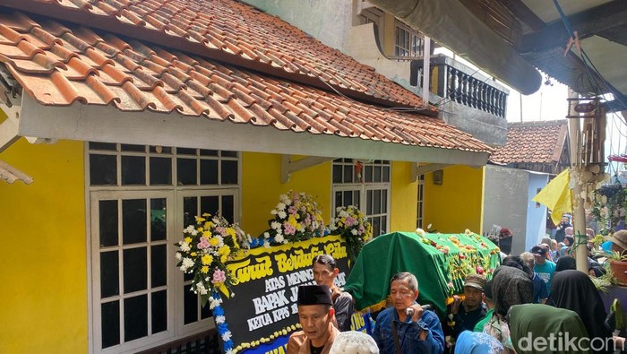 Suasana rumah duka salah satu petugas KPPS yang meninggal di kota Bandung.