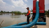 BNPB bersama Kementerian PUPR, dan BPBD Provinsi Jawa Tengah mengoperasikan 27 pompa air bergerak.
