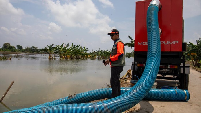 Tangani Banjir Demak, 27 Pompa Air Gerak Diterjunkan Petugas mengoperasikan Mobile Pump (pompa air bergerak) BNPB di Desa Karanganyar, Kecamatan Karanganyar, Kabupaten Demak, Jawa Tengah, Sabtu (17/2/2024). BNPB bersama Kementerian PUPR, dan BPBD Provinsi Jawa Tengah mengoperasikan 27 pompa air bergerak guna mempercepat penanganan banjir di sejumlah titik wilayah yang masih terendam banjir di Kabupaten Demak. ANTARA FOTO/Aji Styawan/nz.