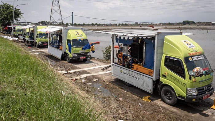 Tangani Banjir Demak, 27 Pompa Air Gerak Diterjunkan Petugas mengoperasikan Mobile Pump (pompa air bergerak) BNPB di Desa Karanganyar, Kecamatan Karanganyar, Kabupaten Demak, Jawa Tengah, Sabtu (17/2/2024). BNPB bersama Kementerian PUPR, dan BPBD Provinsi Jawa Tengah mengoperasikan 27 pompa air bergerak guna mempercepat penanganan banjir di sejumlah titik wilayah yang masih terendam banjir di Kabupaten Demak. ANTARA FOTO/Aji Styawan/nz.
