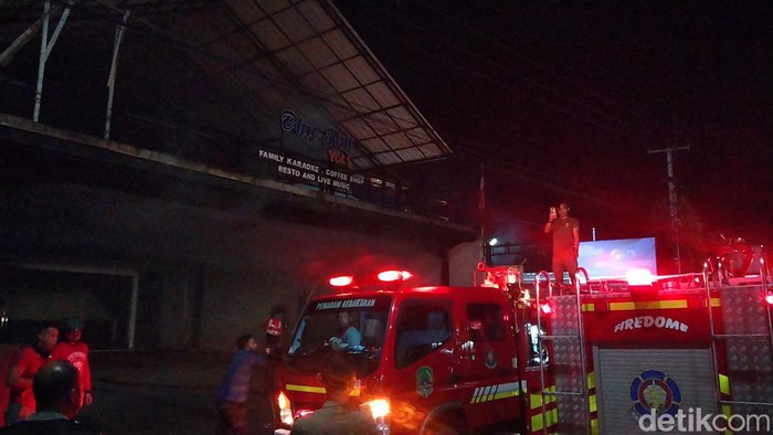 Tempat karaoke di Majalengka terbakar.