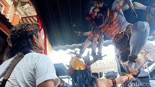 Tim juri Kasanga Festival saat melakukan penilaian ogoh-ogoh karya ST Satya Dharma Kerti di Banjar Kaja Sesetan, Denpasar, Sabtu (17/2/2024). (Ni Made Lastri Karsiani Putri/detikBali)