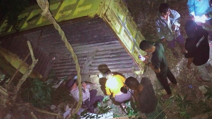 Truk dump bermuatan 35 kotak suara terperosok ke dalam kali di Desa Benlutu, Kecamatan Batu Putih, Kabupaten Timor Tengah Selatan (TTS), NTT.