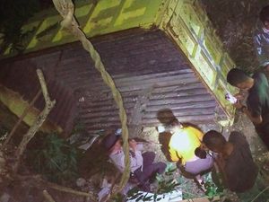 Truk Angkut 35 Kotak Suara di NTT Terguling ke Sungai, Sopir Diduga Lalai