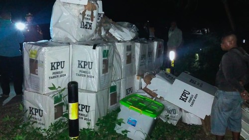 Truk dump bermuatan 35 kotak suara terperosok ke dalam kali di Desa Benlutu, Kecamatan Batu Putih, Kabupaten Timor Tengah Selatan (TTS), NTT. (Foto: Istimewa)