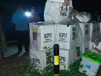 Truk Bermuatan 35 Kotak Suara di TTS Terperosok-Terguling ke Sungai