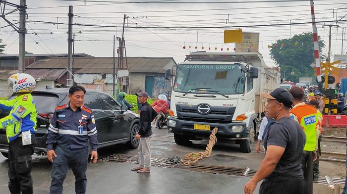 Truk Mogok di Perlintasan Kereta Serpong (dok.ist)