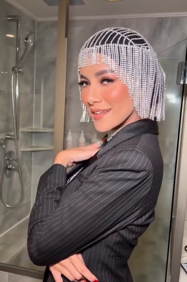 Penampilan hijabnya terlihat berbeda berkat aksesori kepala mirip Cleopatra, dengan rumbai terbuat dari kristal. Foto: Instagram