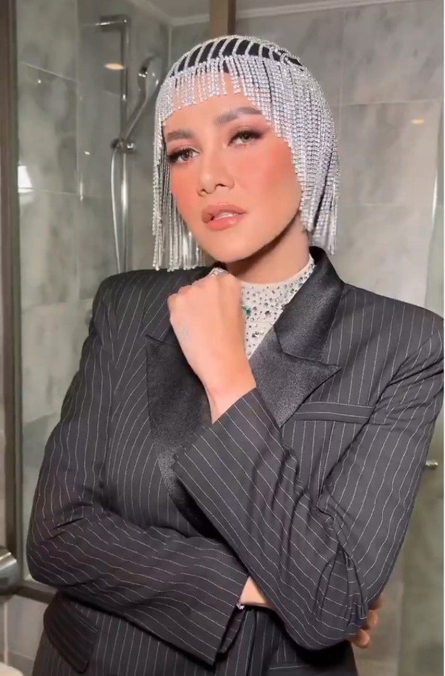 Headpiece dikenakan di atas ciput berwarna hitam. Foto: Instagram