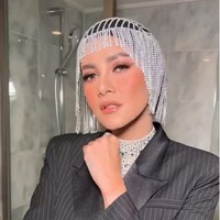 Headpiece dikenakan di atas ciput berwarna hitam. Foto: Instagram