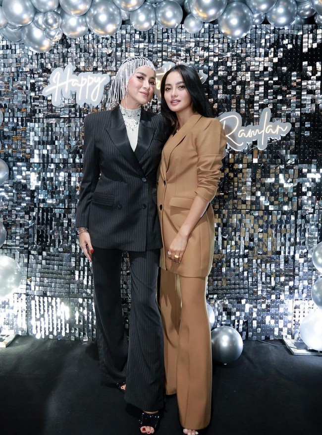 Riasan soft glam bernuansa peach nude menambah kecantikan wanita yang juga berprofesi sebagai pengusaha ini. Foto: Instagram