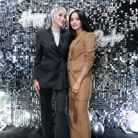 Riasan soft glam bernuansa peach nude menambah kecantikan wanita yang juga berprofesi sebagai pengusaha ini. Foto: Instagram