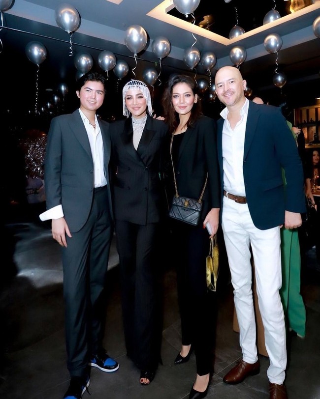 Perayaan ulang tahun Olla Ramlan juga dihadiri anak sulungnya, Sean Michael Alexander. Tampak pula mantan suami Alex Tian yang datang bersama istrinya Melina Tian. Foto: Instagram