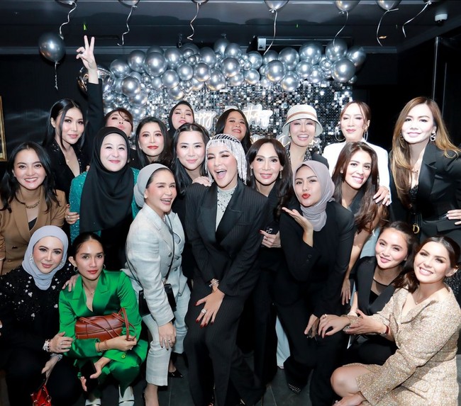 Olla mempercayakan makeup artist Marlene Hariman untuk mempercantik wajahnya. Foto: Instagram