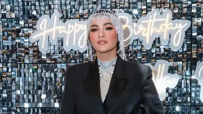 7 Gaya Olla Ramlan bak Cleopatra, Rayakan Ulang Tahun ke-44