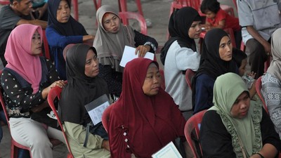 Warga Bengkulu Antre Ambil Bantuan PKH dan BPNT