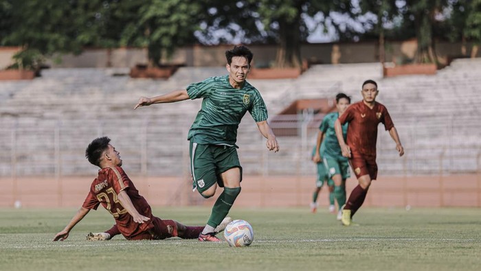 Wildan Ramdhani dalam laga uji coba jeda Liga 1 2023/2024 kontra Raka FC.