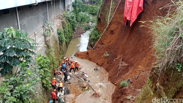 1 orang tewas tertimbun longsor proyek tembok penahan tanah (Muchamad Sholihin/detikcom)