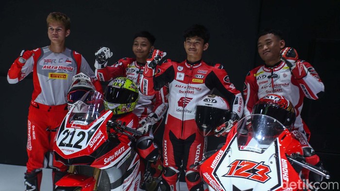 PT AHM mengumumkan 11 pebalap muda Indonesia binaannya untuk bersaing di level kejuaraan balap internasional tahun 2024. Ini dia para pebalapnya.
