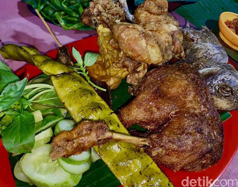 5 Warung Makan Kaki Lima Ini Punya Sambal 'Iblis' hingga 'Ngondek'