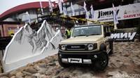 Tampak warga antusias melihat kendaraan yang dipamerkan.  