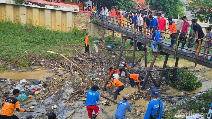 Aksi bersih-bersih sungai di Pamekasan demi mencegah banjir