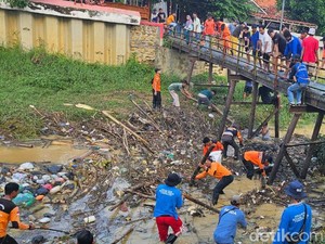 Tumpukan Sampah di Sungai Pamekasan Dibersihkan demi Cegah Banjir