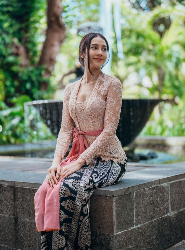 Mengenakan kebaya Bali berwarna nude dipadukan rok kain hitam, Anya tampil cantik mempesona. Penampilannya pun kembali banjir pujian netizen. Foto: Instagram/@anyageraldine